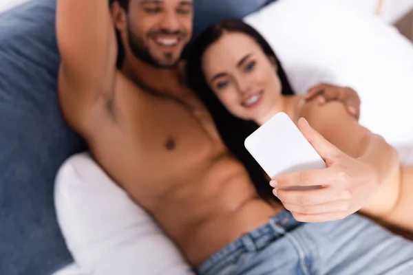 Happy Young Couple Smartphone Taking Selfie While Lying Bed Blurred — Stock Photo, Image