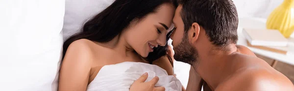 Donna Bruna Sorridente Che Copre Con Coperta Vicino All Uomo — Foto Stock