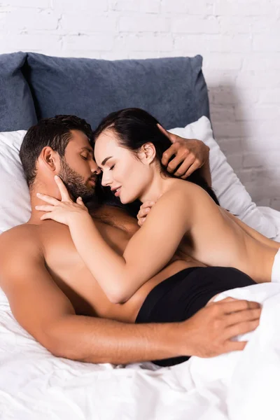 Sexy Shirtless Man Holding Hair Smiling Woman Lying Bed — Stock Photo, Image