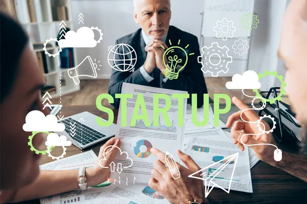 Empresarios Señalando Gráficos Papel Cerca Inversionistas Ilustración Startups Oficina — Foto de Stock