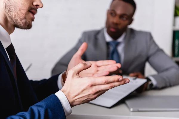 Tradutor Gesticulando Escritório Perto Empresário Afro Americano Fundo Turvo — Fotografia de Stock