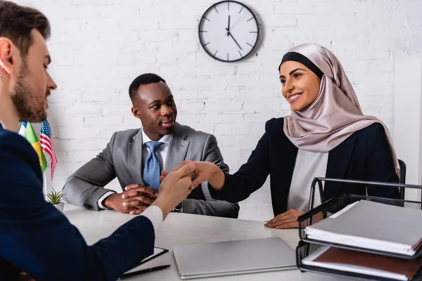 Feliz Mulher Negócios Árabe Apertando Mãos Com Intérprete Perto Empresário — Fotografia de Stock
