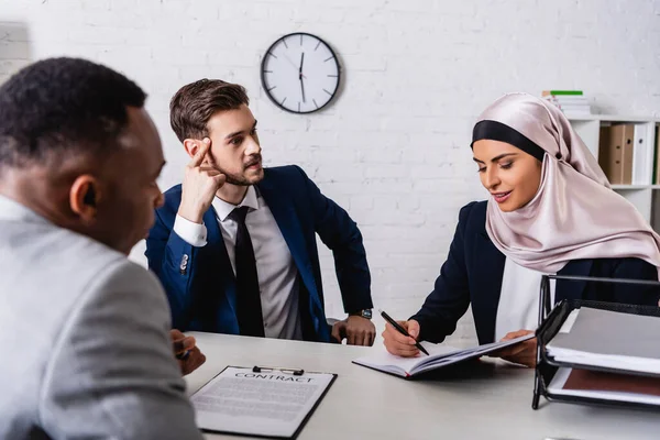 Arabian Businesswoman Writing Notebook Negotiation Interracial Business Partners Blurred Foreground — Stock Photo, Image
