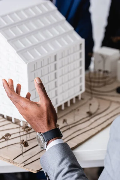 Неповний Погляд Афроамериканського Бізнесмена Який Вказує Рукою Модель Будівництва Розмите — стокове фото