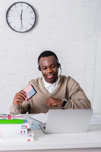 Fröhliche Afrikanisch Amerikanische Dolmetscherin Mit Digitalem Übersetzer Und Flaggenemblem Der — Stockfoto