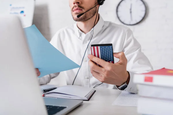 Teilansicht Des Dolmetschers Headset Mit Papier Und Digitalem Übersetzer Mit — Stockfoto