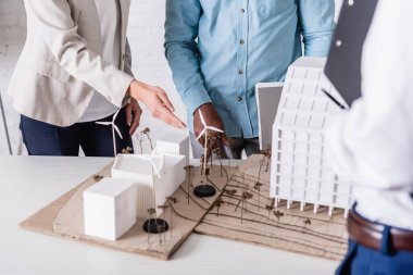 İş kadınlarının çok kültürlü iş ortaklarının yakınındaki alternatif elektrik santrali modeline kısmi bakış açısı, bulanık önplan