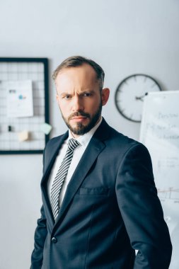 Endişeli işadamı başka yere bakıyor. 