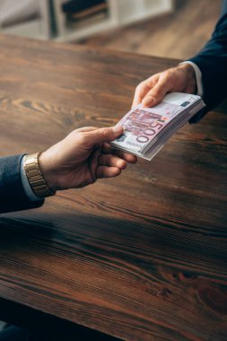 Yatırımcının ofisteki işadamına para vermesi görüşü 