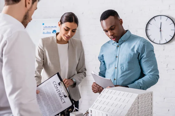 Empresario Celebración Contrato Cerca Socios Comerciales Interracial Mirando Modelo Construcción — Foto de Stock