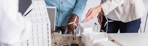 Gedeeltelijke Weergave Van Zakenvrouw Die Wijst Naar Modellen Van Gebouw — Stockfoto