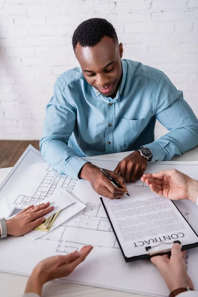 Empresário Afro Americano Assinando Contrato Enquanto Empresária Dando Lhe Dinheiro — Fotografia de Stock