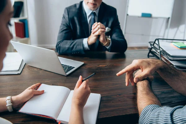 Zakenman Wijst Met Vinger Buurt Van Collega Met Pen Notebook — Stockfoto