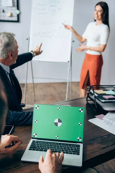 Affärsman Med Bärbar Dator Med Chroma Nyckel Nära Investerare Pekar — Stockfoto