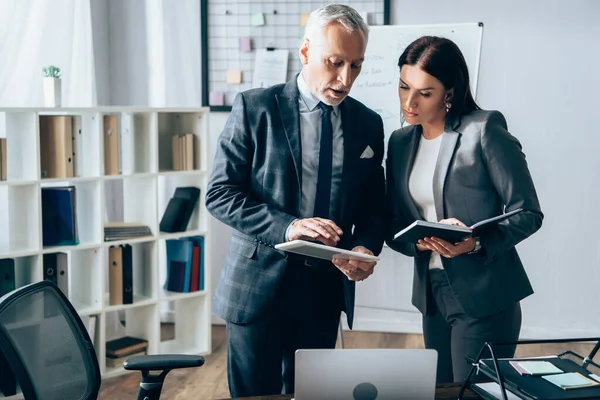 Inversor Utilizando Tableta Digital Cerca Mujer Negocios Con Portátil Durante — Foto de Stock