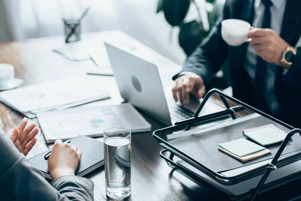 Vista Recortada Mujer Negocios Que Sostiene Pluma Cerca Del Cuaderno — Foto de Stock