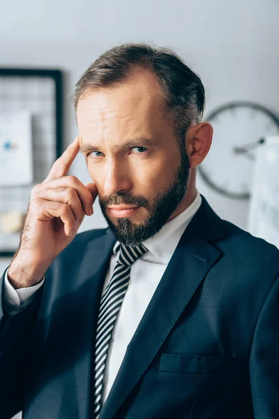 Empresario Ropa Formal Mirando Cámara Señalando Con Dedo Cabeza Oficina — Foto de Stock