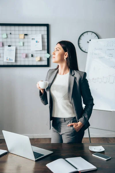 Empresaria Sosteniendo Taza Café Cerca Computadora Portátil Teléfono Inteligente Portátil — Foto de Stock