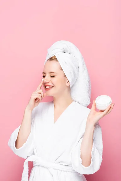 Gelukkig Jonge Vrouw Badjas Handdoek Hoofd Houden Cosmetische Crème Het — Stockfoto