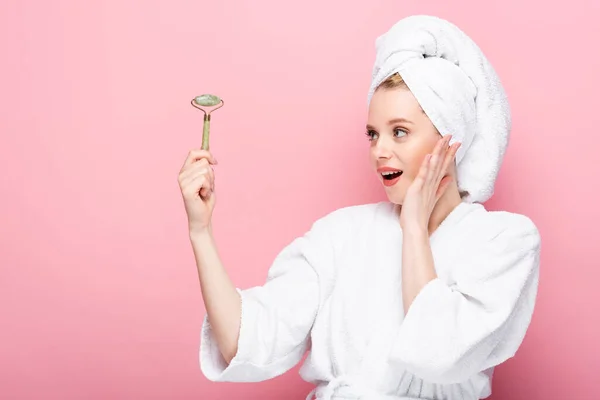 Geschokt Jonge Vrouw Badjas Met Handdoek Hoofd Houden Jade Roller — Stockfoto