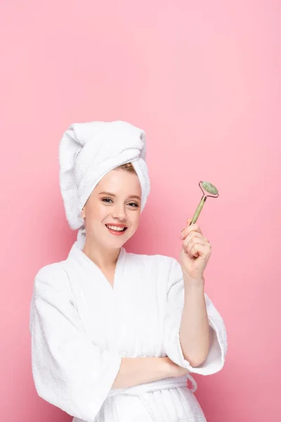 Felice Giovane Donna Accappatoio Con Asciugamano Sulla Testa Tenendo Rullo — Foto Stock