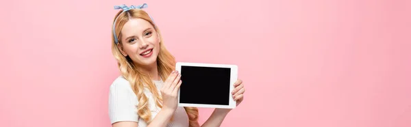 Glimlachende Blonde Jonge Vrouw Tonen Digitale Tablet Geïsoleerd Roze Banner — Stockfoto