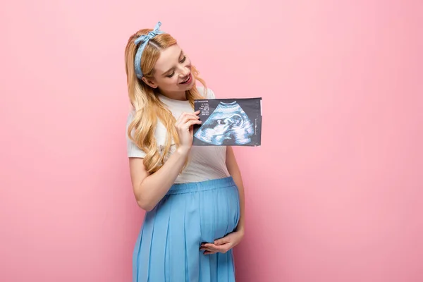 Feliz Rubia Joven Embarazada Con Ultrasonido Bebé Escaneado Sobre Fondo —  Fotos de Stock