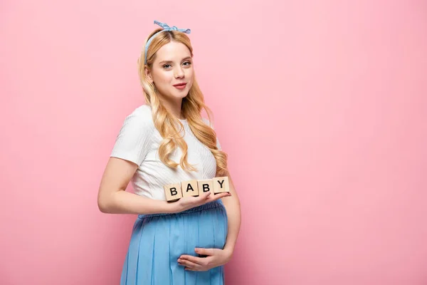 Blonde Young Pregnant Woman Holding Cubes Baby Lettering Pink Background — Stock Photo, Image
