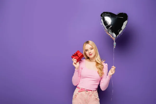 Jovem Loira Segurando Coração Forma Balão Presente Fundo Roxo — Fotografia de Stock