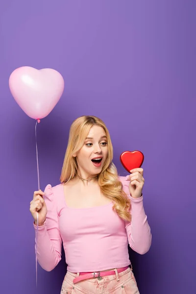 Gelukkig Blond Jong Vrouw Holding Rood Hartvormige Doos Ballon Paarse — Stockfoto