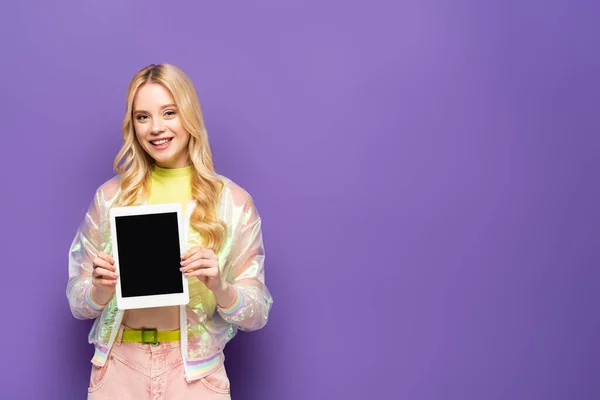 Sonriente Rubia Joven Traje Colorido Presentando Tableta Digital Sobre Fondo — Foto de Stock