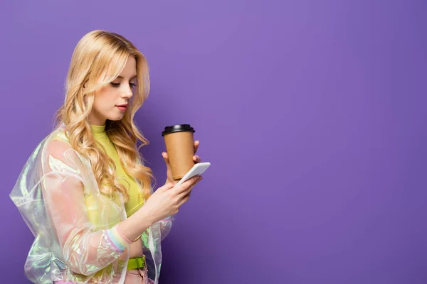 Blonde Young Woman Colorful Outfit Paper Cup Using Smartphone Purple — Stock Photo, Image