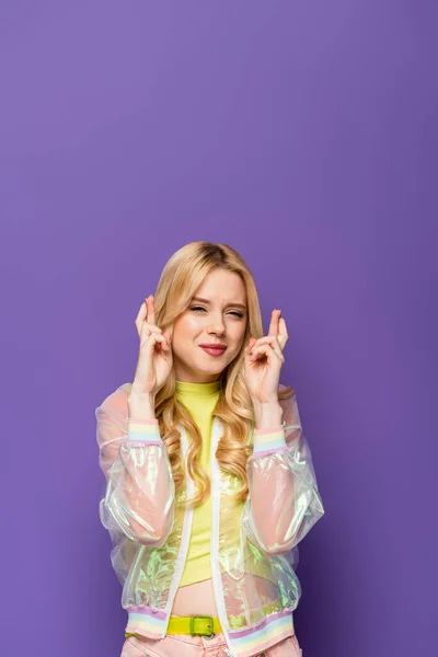 Blondynka Młoda Kobieta Kolorowy Strój Skrzyżowanymi Palcami Fioletowym Tle — Zdjęcie stockowe