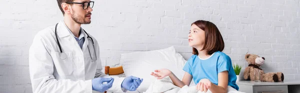 Arzt Und Mädchen Bett Gestikulieren Während Sie Krankenhaus Sprechen Transparent — Stockfoto