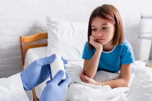 Hastalıklı Bir Kız Doktor Yatağında Elinde Ilaçlarla Konteynır Tutuyor — Stok fotoğraf
