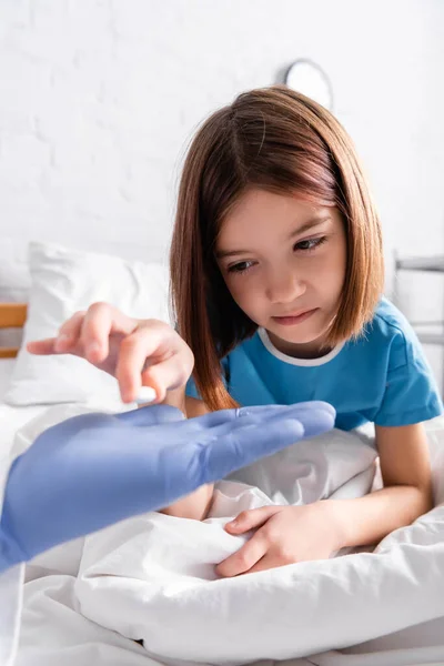 Menina Doente Tomando Pílula Médico Hospital Primeiro Plano Turvo — Fotografia de Stock