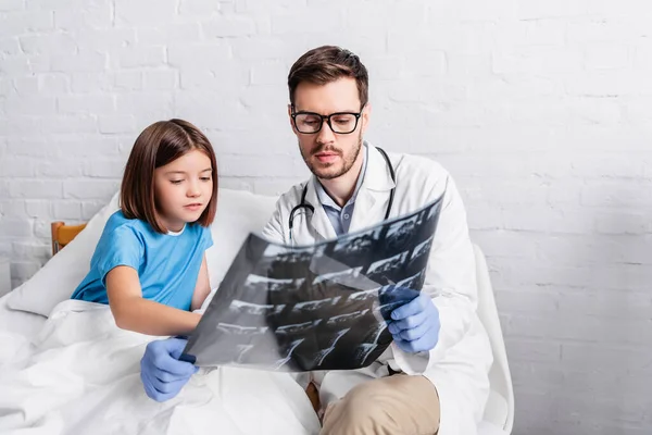 Pediatrician Child Looking Ray Hospital — Stock Photo, Image