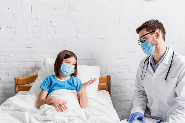 Ziek Meisje Medisch Masker Wijzend Met Hand Tijdens Het Praten — Stockfoto