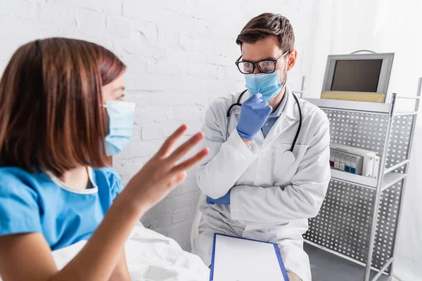 Sick Girl Medical Mask Showing Three Fingers While Talking Pediatrician — Stock Photo, Image