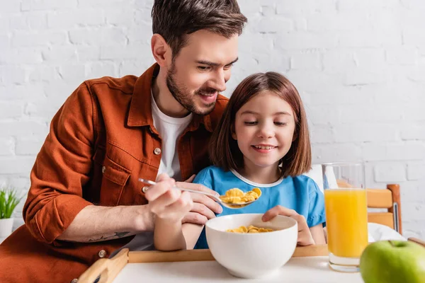 Homem Feliz Alimentando Filha Com Café Manhã Hospital — Fotografia de Stock