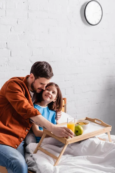 Vader Knuffelen Gelukkig Dochter Buurt Lade Met Ontbijt Ziekenhuis — Stockfoto