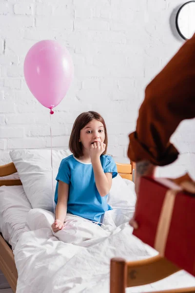 Chica Asombrada Sosteniendo Globo Festivo Cerca Padre Con Caja Regalo — Foto de Stock