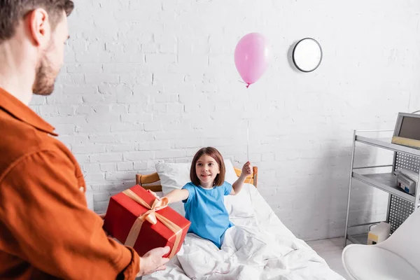 Man Holding Gift Box Happy Daughter Hospital Bed Festive Balloon —  Fotos de Stock