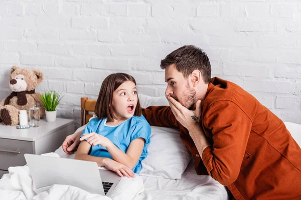 Amazed Girl Pointing Laptop Astonished Father Hospital — Stock Photo, Image