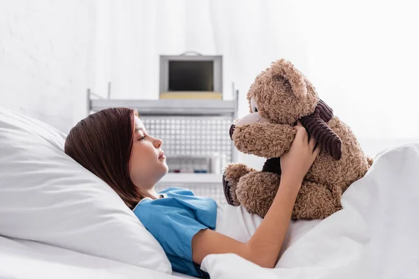 Side View Girl Holding Teddy Bear While Lying Hospital Bed — Stock Photo, Image