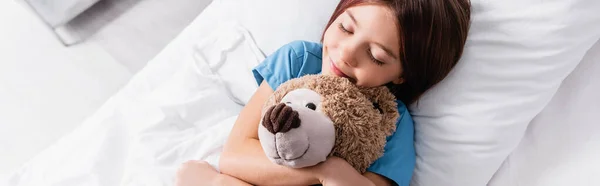 Draufsicht Des Lächelnden Mädchens Das Teddybär Umarmt Während Klinik Schläft — Stockfoto