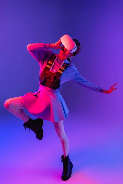 Full Length Amazed Woman Virtual Reality Headset Gesturing Jumping Purple — Stock Photo, Image