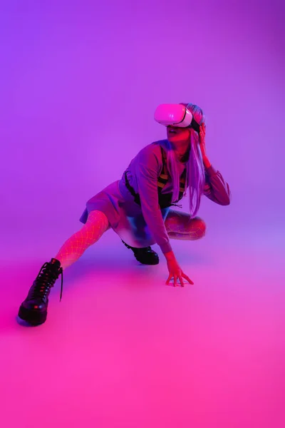 Повна Довжина Жінки Гарнітурі Віртуальної Реальності Сидить Фіолетовому Рожевому — стокове фото