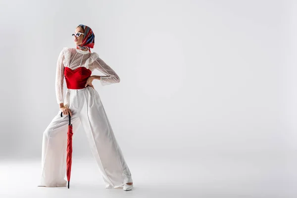 Full Length Stylish Woman Headscarf Sunglasses Holding Red Umbrella While — Stock Photo, Image