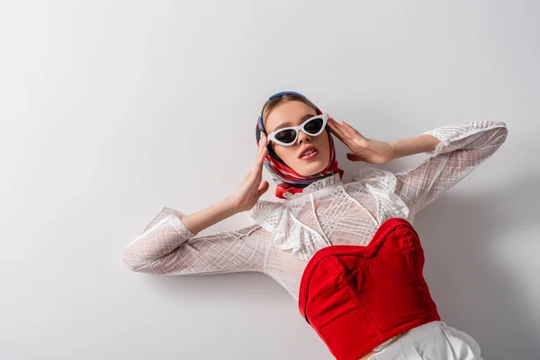 Visão Alto Ângulo Jovem Mulher Moda Lenço Cabeça Óculos Sol — Fotografia de Stock